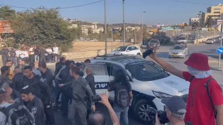 الشرطة في حي الشيخ جراح تعتقل 4 ناشطات وتعتدي على البعض